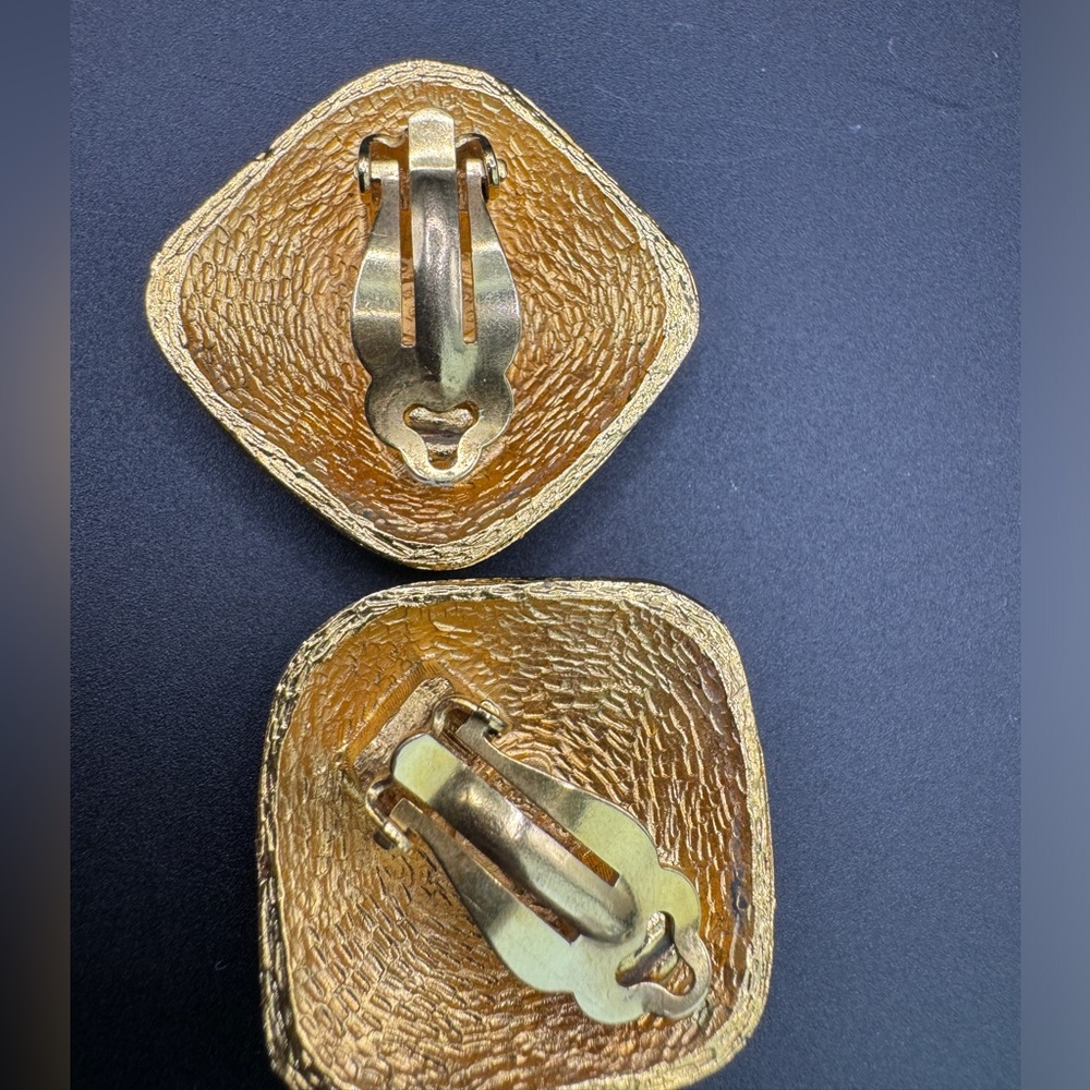 LOT 1613 24K gold plated CHANEL vintage clip on earrings - Picture 8 of 11
